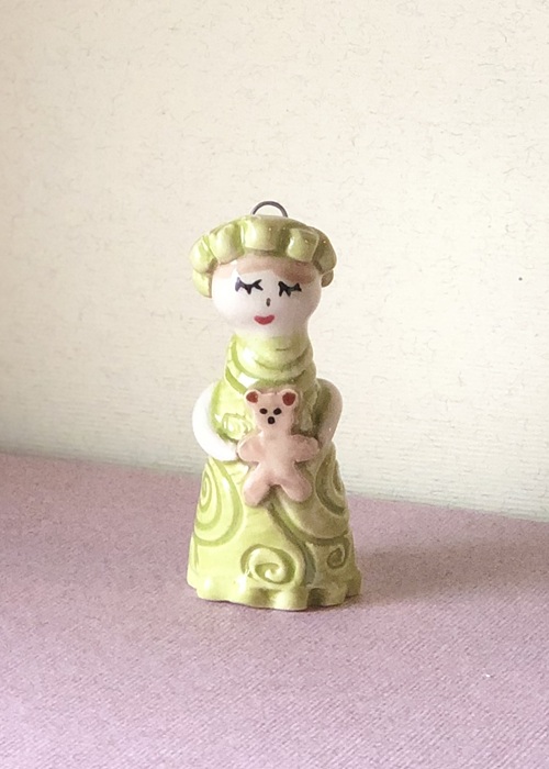 Messagère en argile .Petite figurine en faïence portant un nounours, céramique artisanale Française