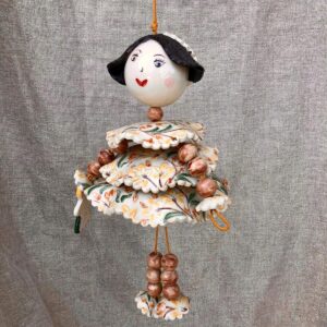 Poupée en faïence à suspendre. Créations artisanale de Haute Saône. Céramique Bellecomtelle