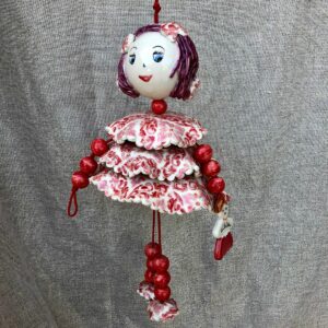 Poupée en faïence à suspendre. Créations artisanale de Haute Saône. Céramique Bellecomtelle