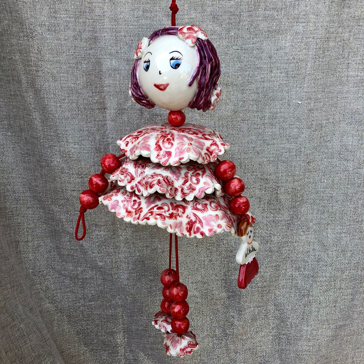 Poupée en faïence à suspendre. Créations artisanale de Haute Saône. Céramique Bellecomtelle