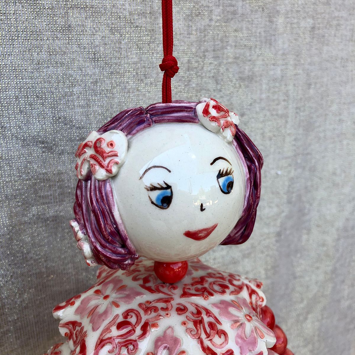 Poupée en faïence à suspendre. Créations artisanale de Haute Saône. Céramique Bellecomtelle