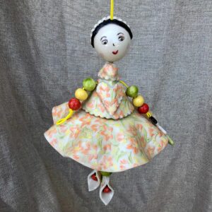 Poupée en faïence à suspendre. Créations artisanale de Haute Saône. Céramique Bellecomtelle