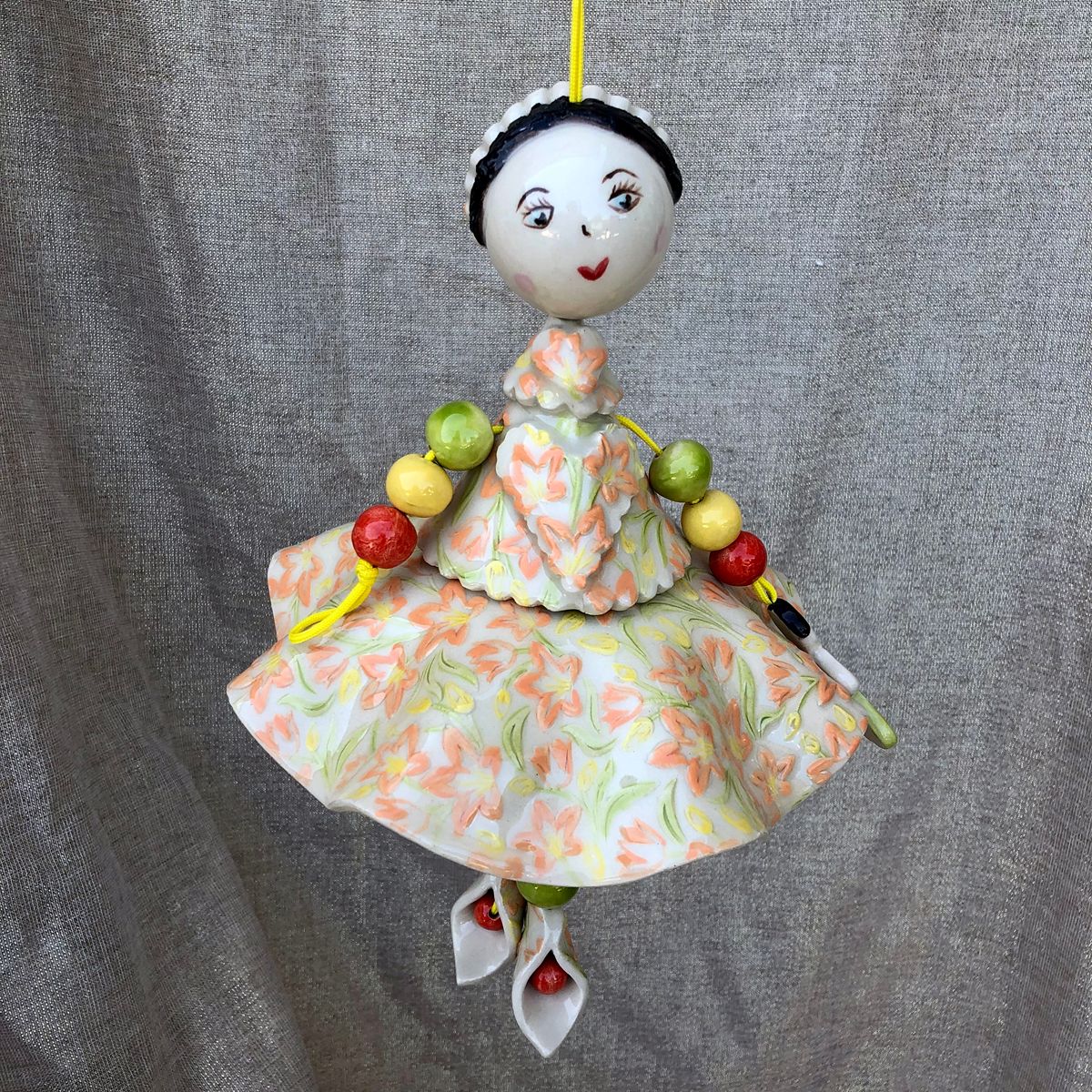 Poupée en faïence à suspendre. Créations artisanale de Haute Saône. Céramique Bellecomtelle