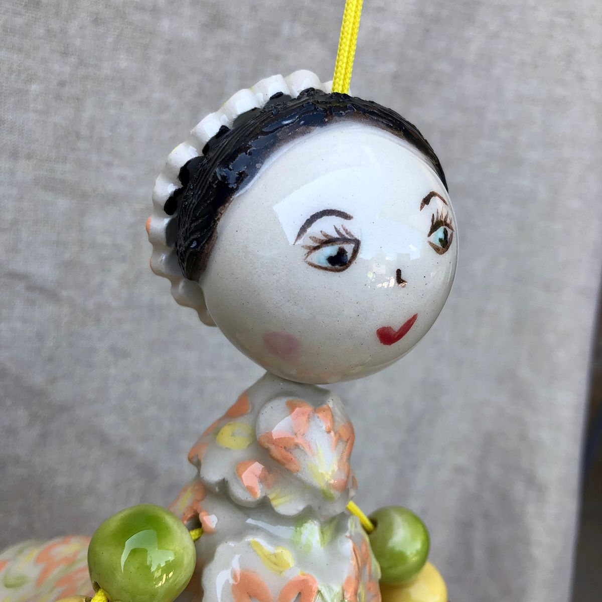 Poupée en faïence à suspendre. Créations artisanale de Haute Saône. Céramique Bellecomtelle