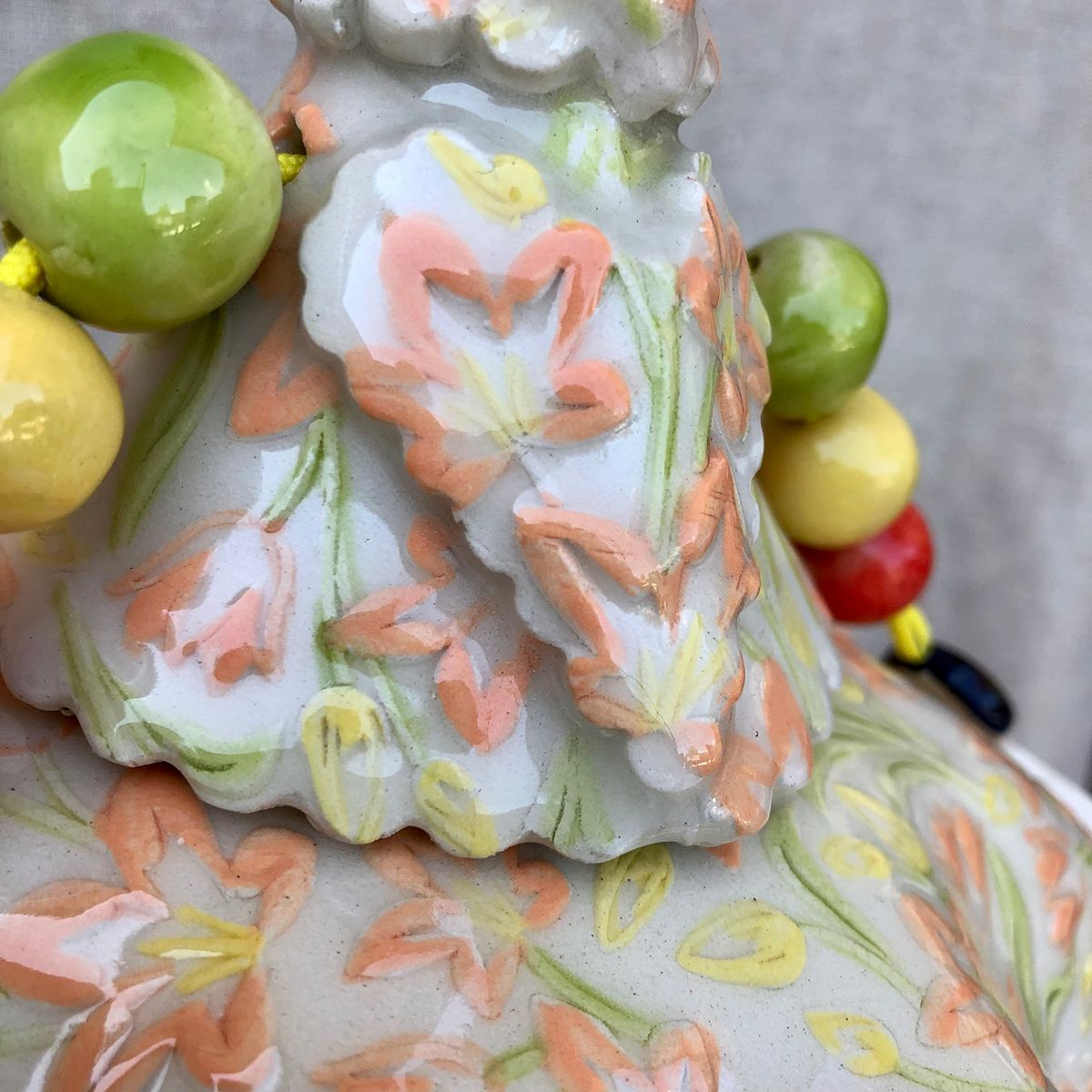 Poupée en faïence à suspendre. Créations artisanale de Haute Saône. Céramique Bellecomtelle