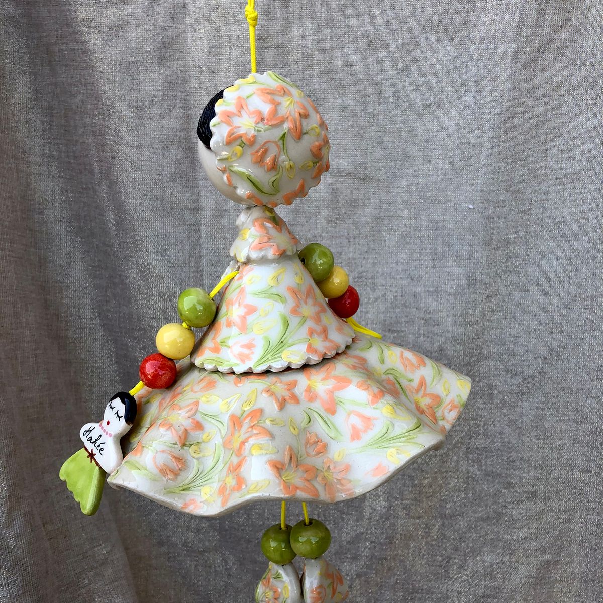 Poupée en faïence à suspendre. Créations artisanale de Haute Saône. Céramique Bellecomtelle