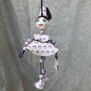 Poupée en faïence à suspendre. Créations artisanale de Haute Saône. Céramique Bellecomtelle