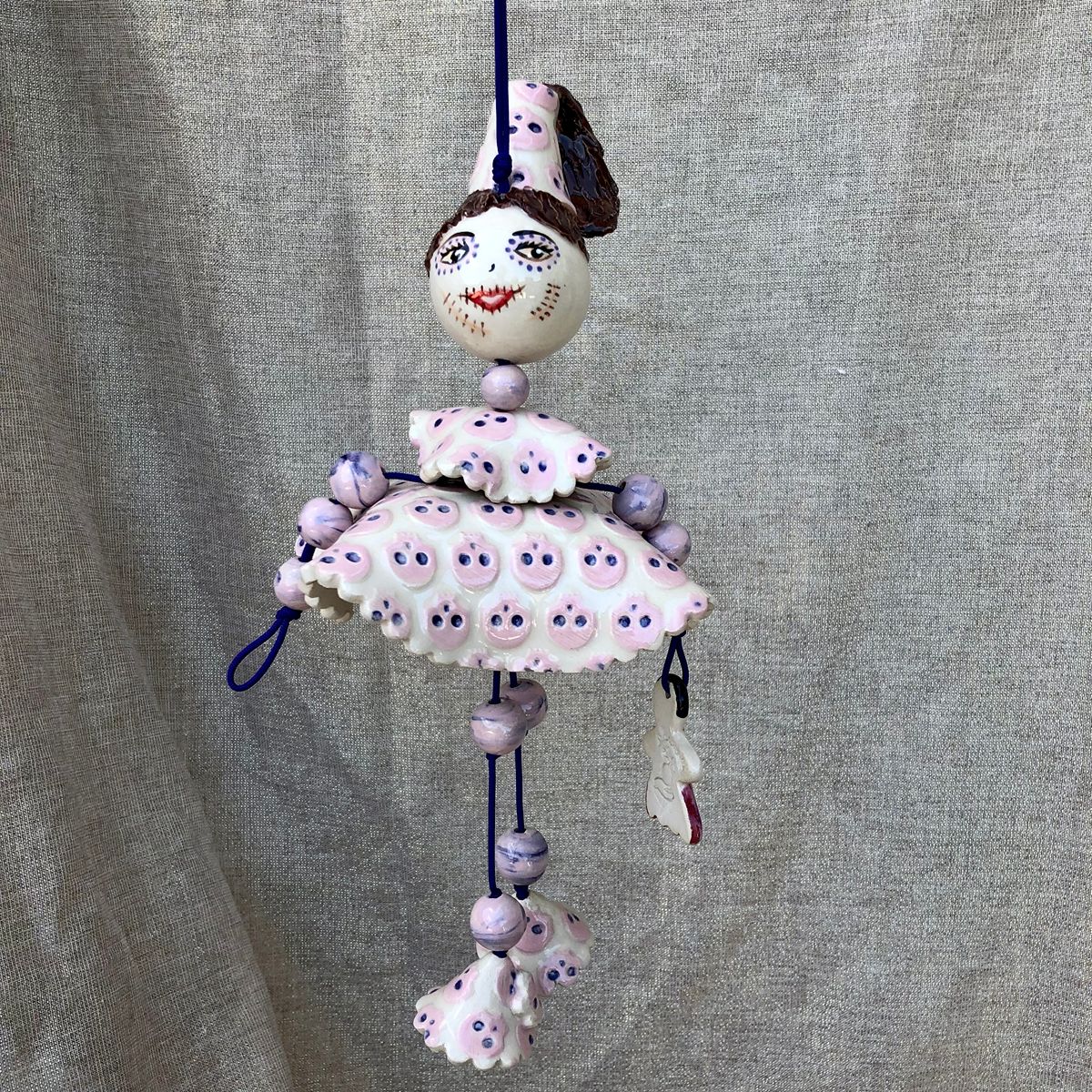Poupée en faïence à suspendre. Créations artisanale de Haute Saône. Céramique Bellecomtelle