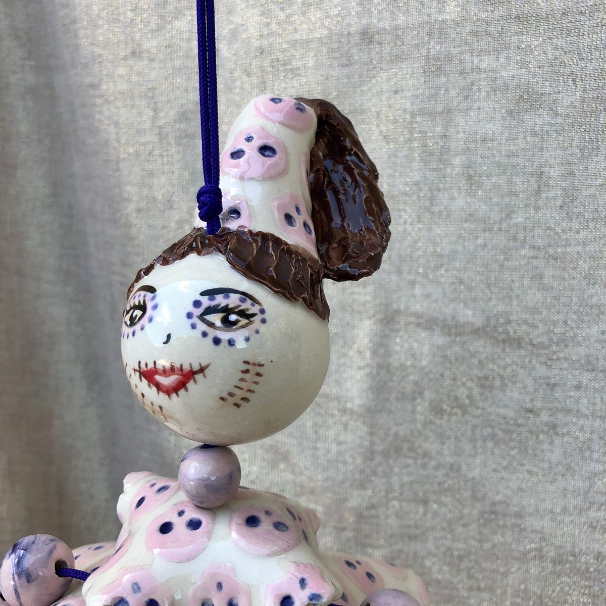 Poupée en faïence à suspendre. Créations artisanale de Haute Saône. Céramique Bellecomtelle