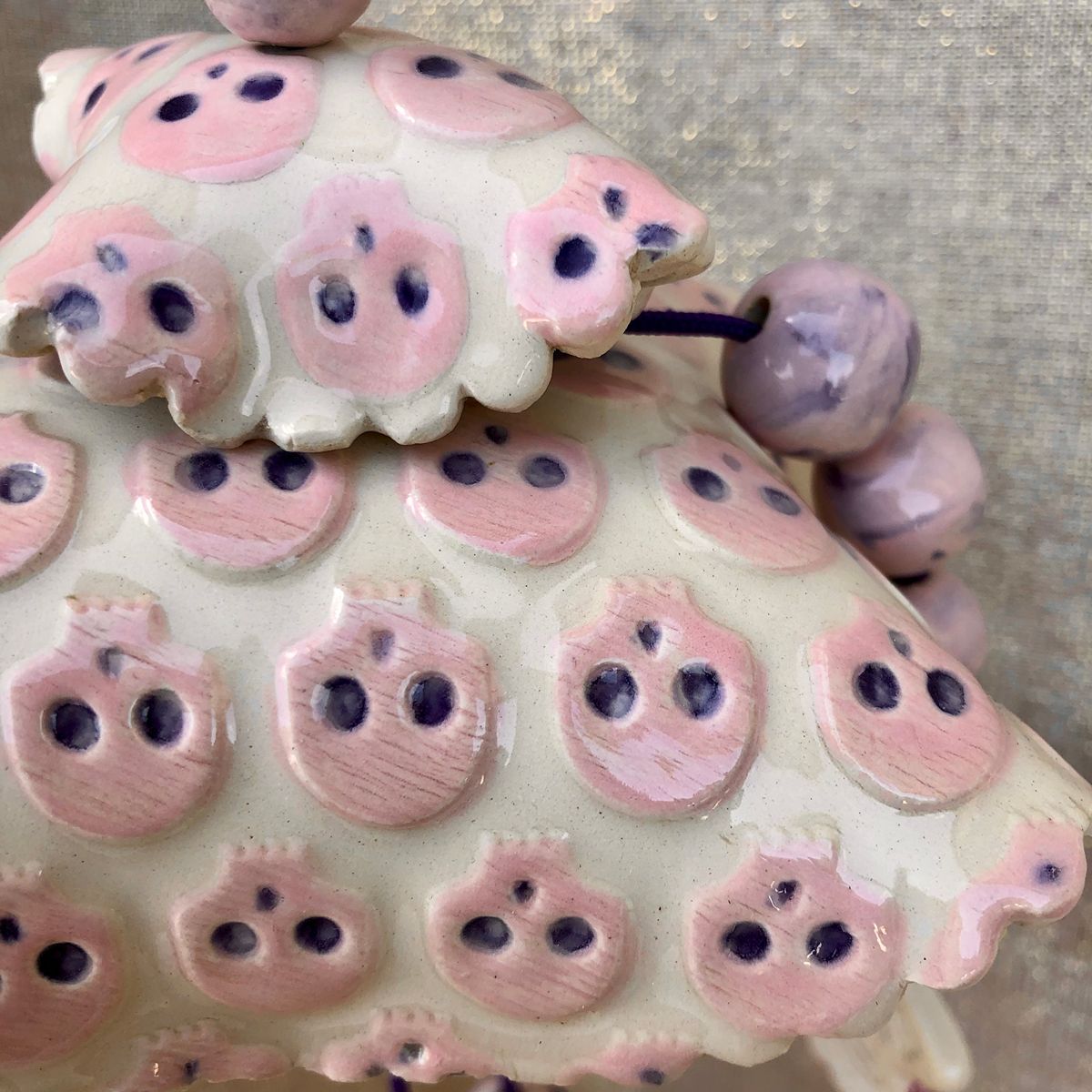 Poupée en faïence à suspendre. Créations artisanale de Haute Saône. Céramique Bellecomtelle