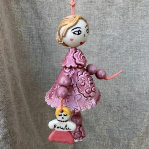 Poupée en faïence à suspendre. Créations artisanale de Haute Saône. Céramique Bellecomtelle