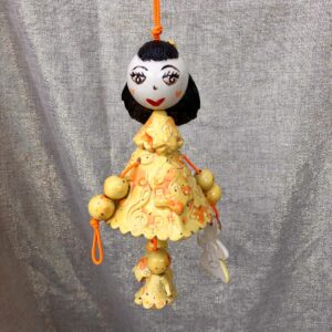 Poupée en faïence à suspendre. Créations artisanale de Haute Saône. Céramique Bellecomtelle