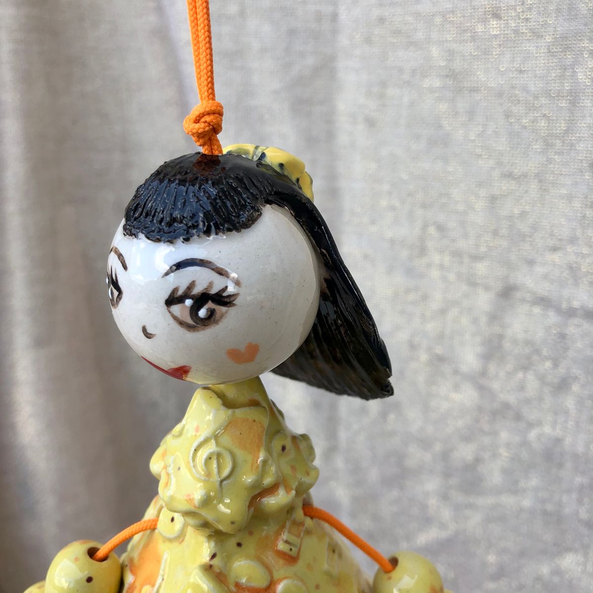 Poupée en faïence à suspendre. Créations artisanale de Haute Saône. Céramique Bellecomtelle
