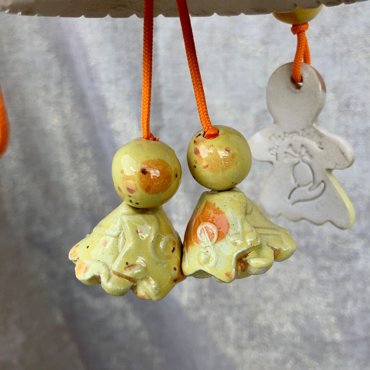 Poupée en faïence à suspendre. Créations artisanale de Haute Saône. Céramique Bellecomtelle