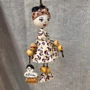 Poupée en faïence à suspendre. Créations artisanale de Haute Saône. Céramique Bellecomtelle