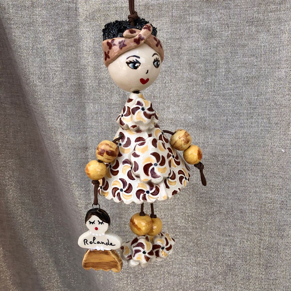 Poupée en faïence à suspendre. Créations artisanale de Haute Saône. Céramique Bellecomtelle