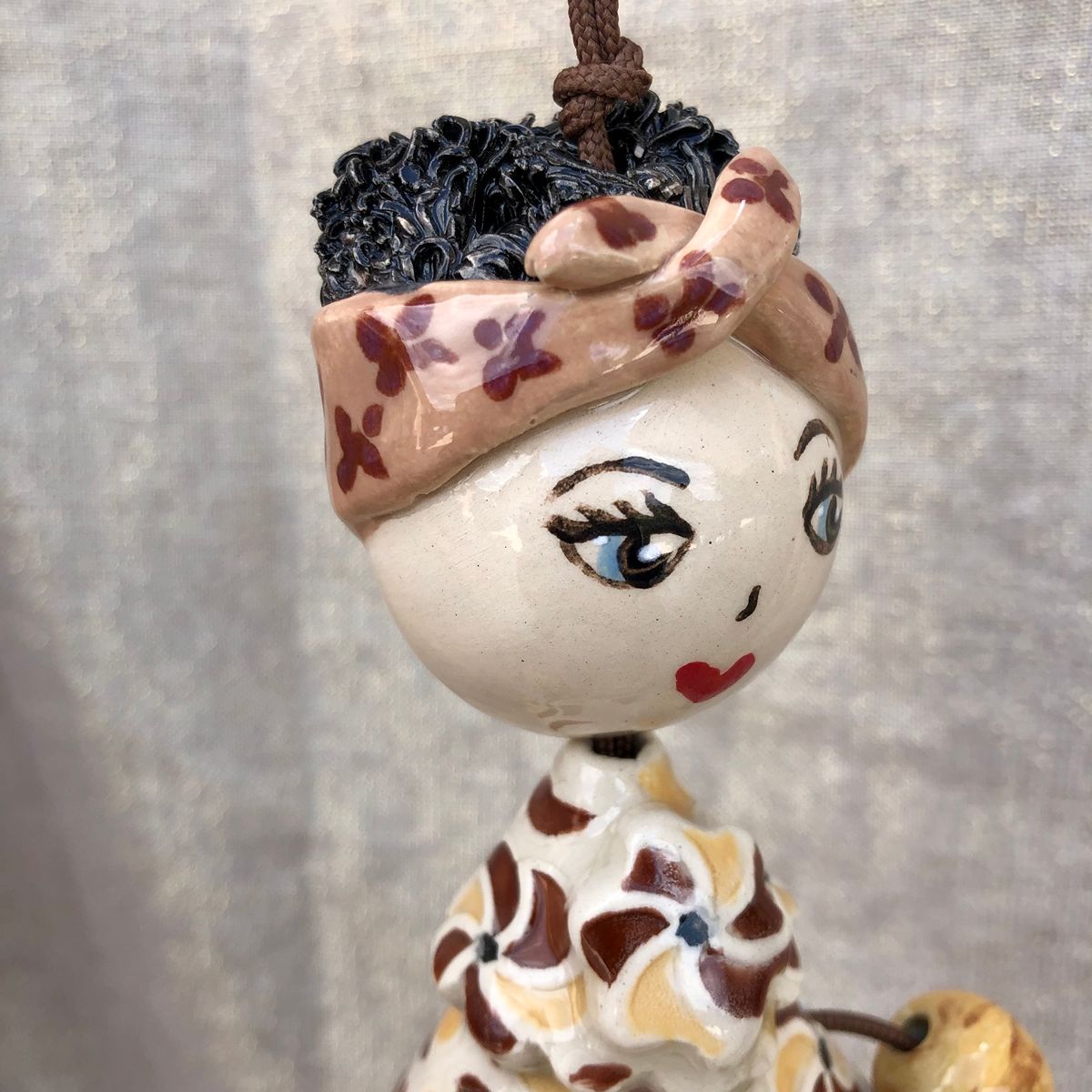 Poupée en faïence à suspendre. Créations artisanale de Haute Saône. Céramique Bellecomtelle