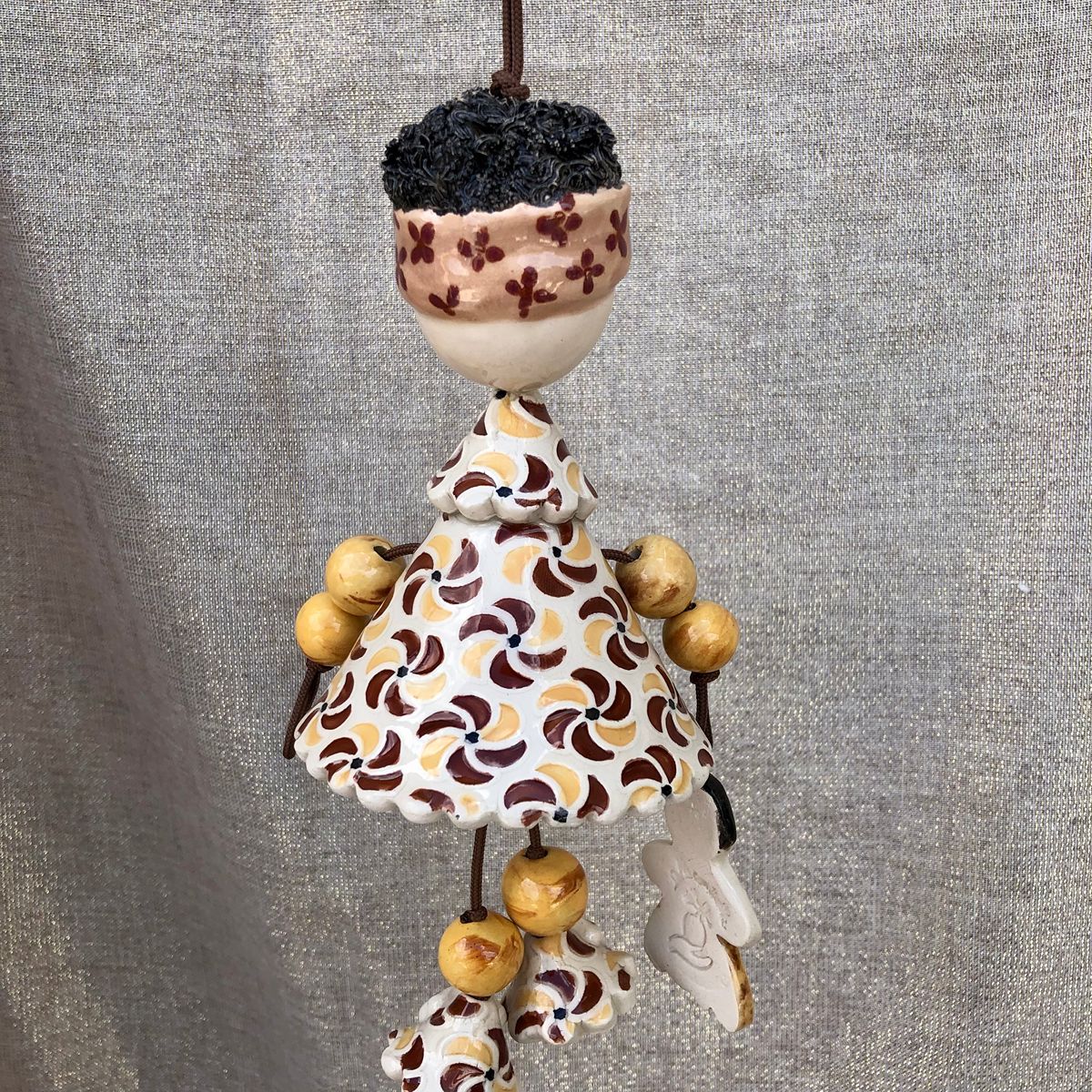 Poupée en faïence à suspendre. Créations artisanale de Haute Saône. Céramique Bellecomtelle