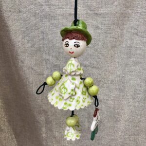 Poupée en faïence à suspendre. Créations artisanale de Haute Saône. Céramique Bellecomtelle