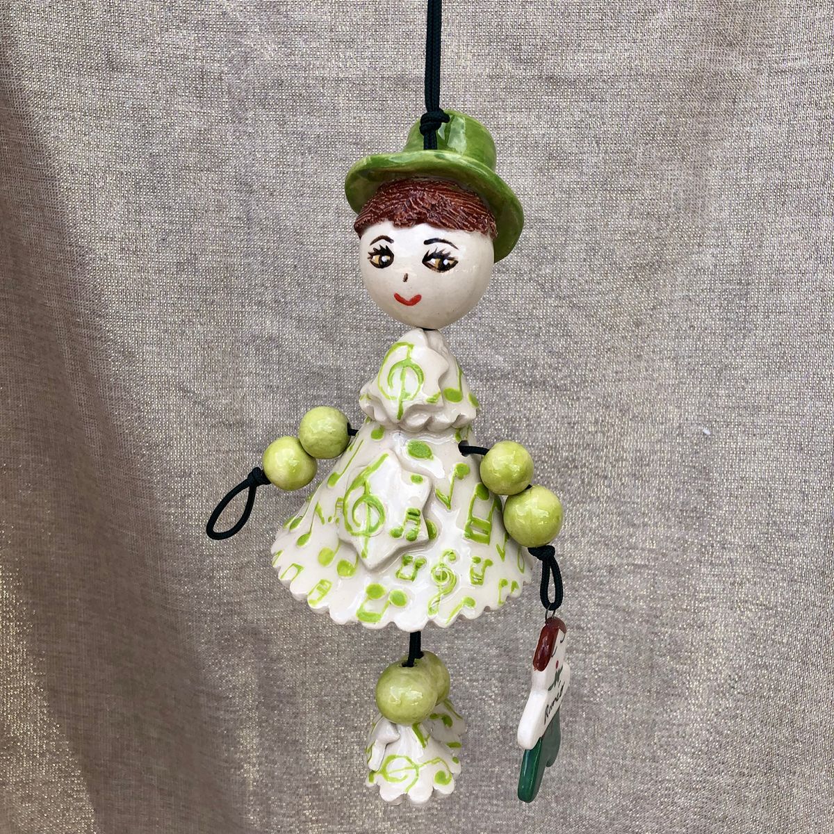 Poupée en faïence à suspendre. Créations artisanale de Haute Saône. Céramique Bellecomtelle