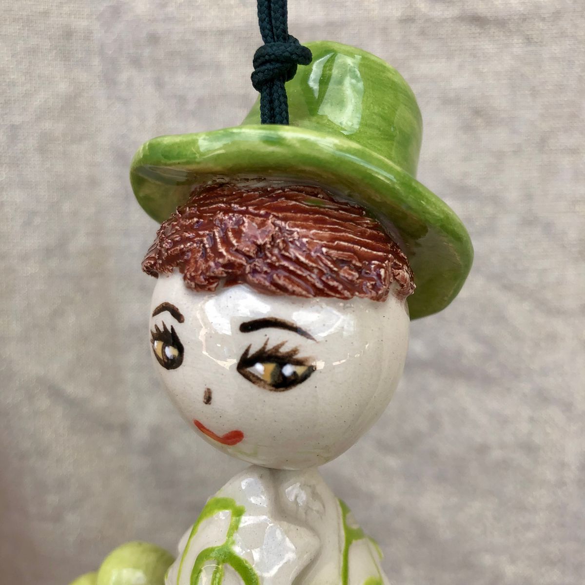 Poupée en faïence à suspendre. Créations artisanale de Haute Saône. Céramique Bellecomtelle