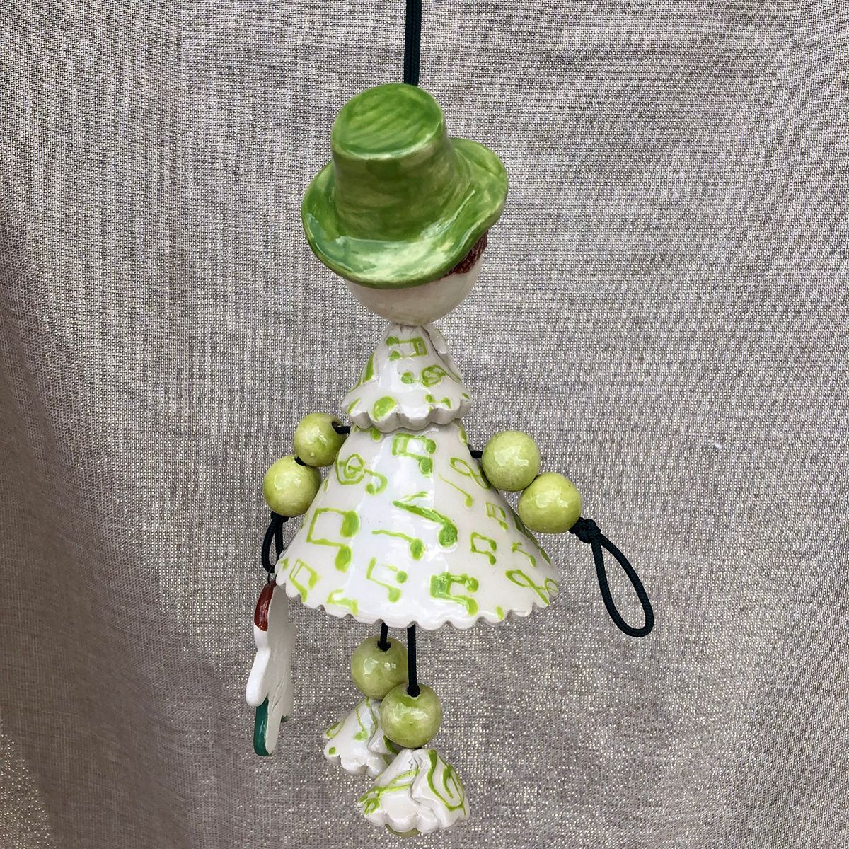 Poupée en faïence à suspendre. Créations artisanale de Haute Saône. Céramique Bellecomtelle