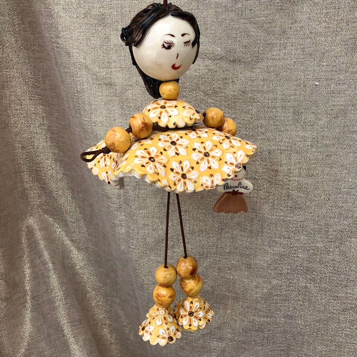 Poupée en faïence à suspendre. Créations artisanale de Haute Saône. Céramique Bellecomtelle