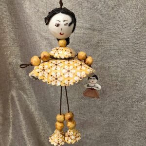 Poupée en faïence à suspendre. Créations artisanale de Haute Saône. Céramique Bellecomtelle