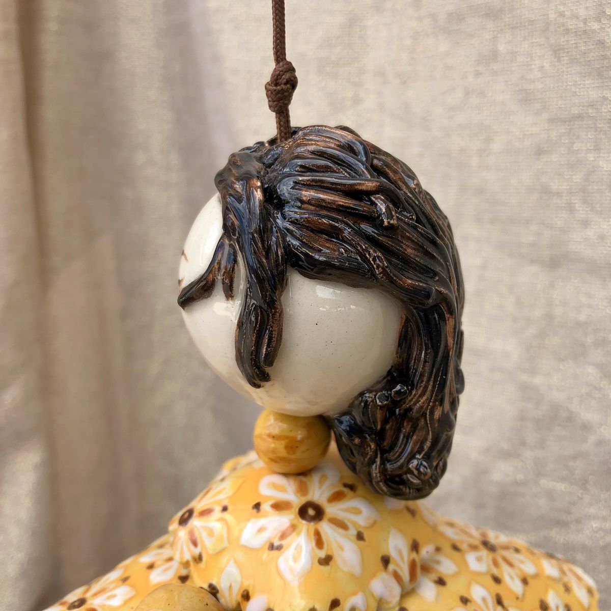 Poupée en faïence à suspendre. Créations artisanale de Haute Saône. Céramique Bellecomtelle