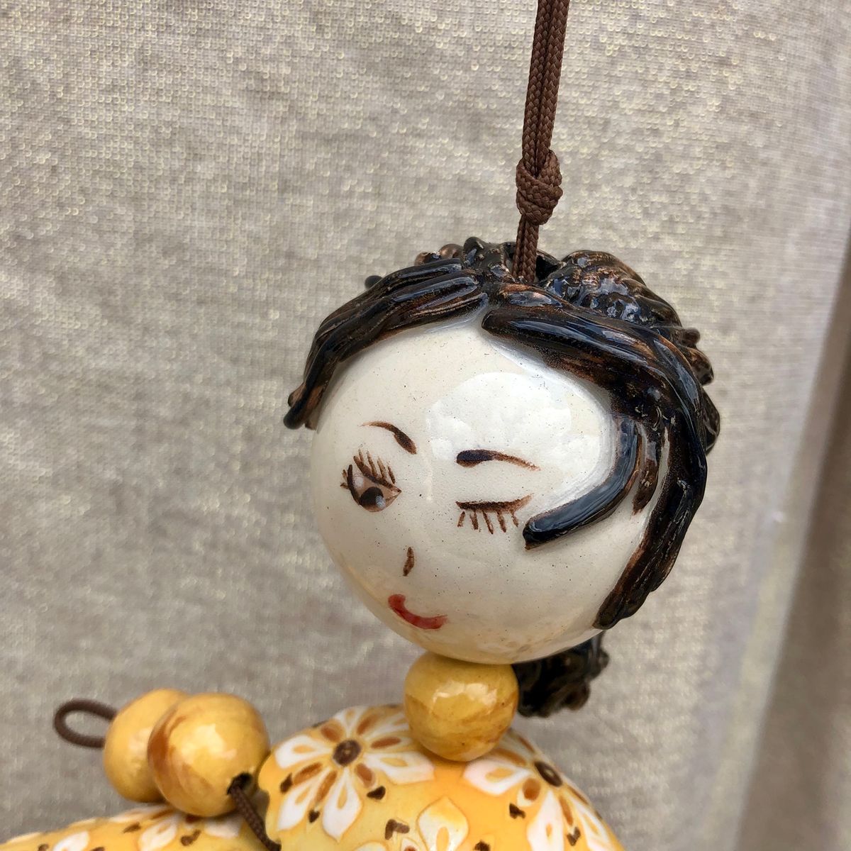 Poupée en faïence à suspendre. Créations artisanale de Haute Saône. Céramique Bellecomtelle