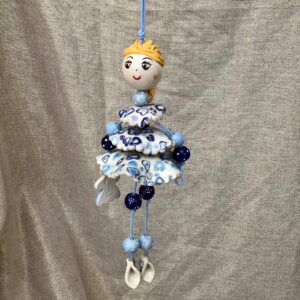 Poupée en faïence à suspendre. Créations artisanale de Haute Saône. Céramique Bellecomtelle