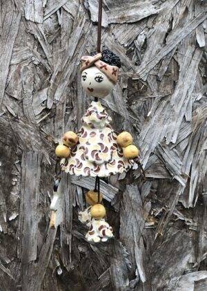 Poupée en faïence à suspendre. Créations artisanale de Haute Saône. Céramique Bellecomtelle