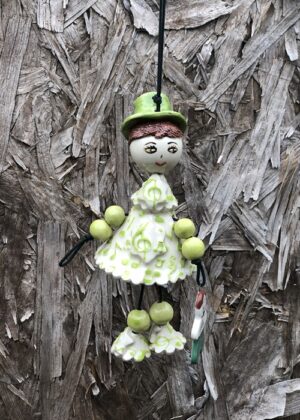 Poupée en faïence à suspendre. Créations artisanale de Haute Saône. Céramique Bellecomtelle