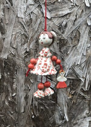 Poupée en faïence à suspendre. Créations artisanale de Haute Saône. Céramique Bellecomtelle