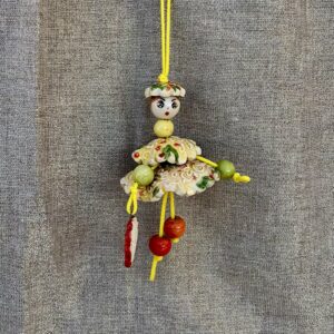 Demoiselle, poupée décorative en faïence, suspension décorative. Création bellecomtelle poterie artisanale de Haute -Saône