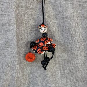 Demoiselle, poupée décorative en faïence, suspension décorative. Création bellecomtelle poterie artisanale de Haute -Saône