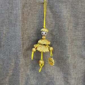 Demoiselle, poupée décorative en faïence, suspension décorative. Création bellecomtelle poterie artisanale de Haute -Saône