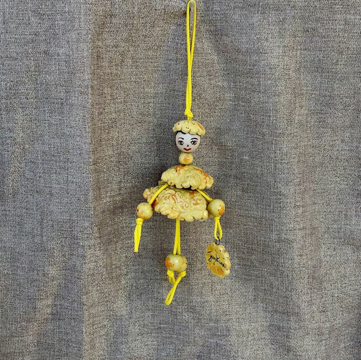 Demoiselle, poupée décorative en faïence, suspension décorative. Création bellecomtelle poterie artisanale de Haute -Saône