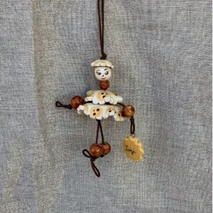 Demoiselle, poupée décorative en faïence, suspension décorative. Création bellecomtelle poterie artisanale de Haute -Saône