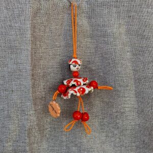 Demoiselle, poupée décorative en faïence, suspension décorative. Création bellecomtelle poterie artisanale de Haute -Saône