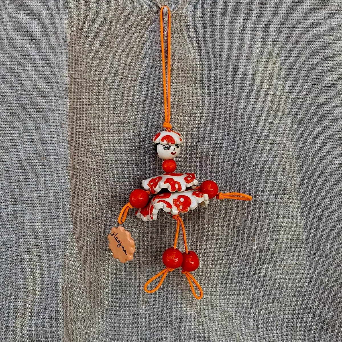 Demoiselle, poupée décorative en faïence, suspension décorative. Création bellecomtelle poterie artisanale de Haute -Saône
